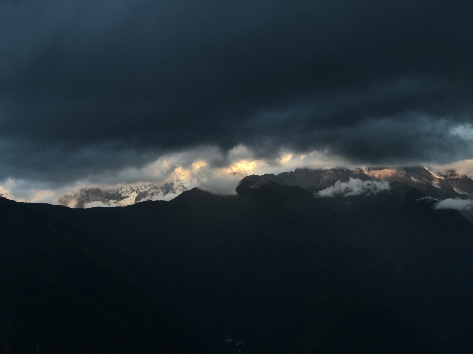 梅里雪山最著名的莫过于“日照金山”这个奇观，特别说一下这个景是日出而不