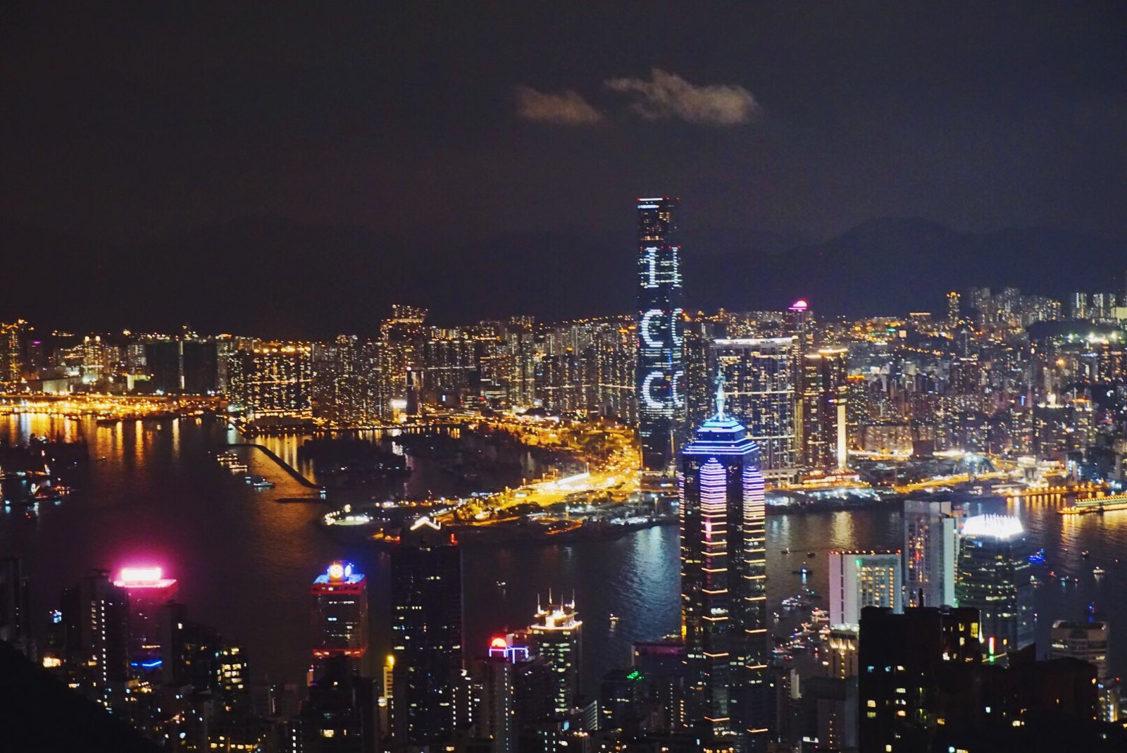 可以看到香港的夜景，挺美的。