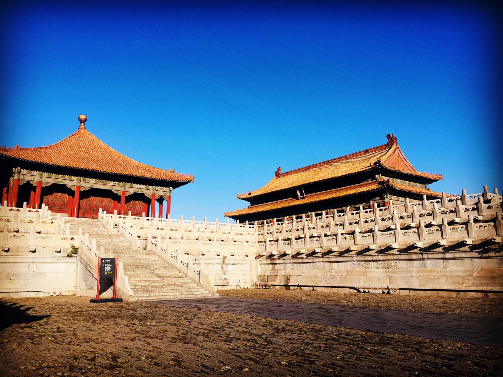 红墙绿瓦蓝天，静静的故宫…      十一的北京天气特别好，秋天的北京
