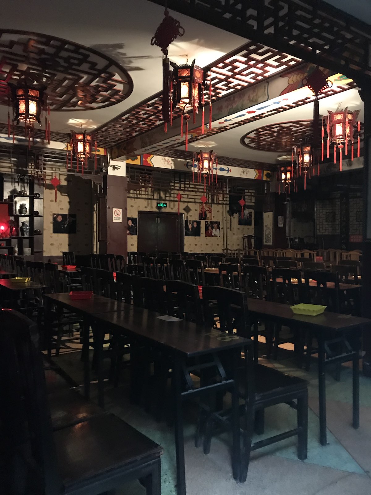 天津名流茶馆始建于1991年，是改革开放后第一家将相声重新引进茶馆，为