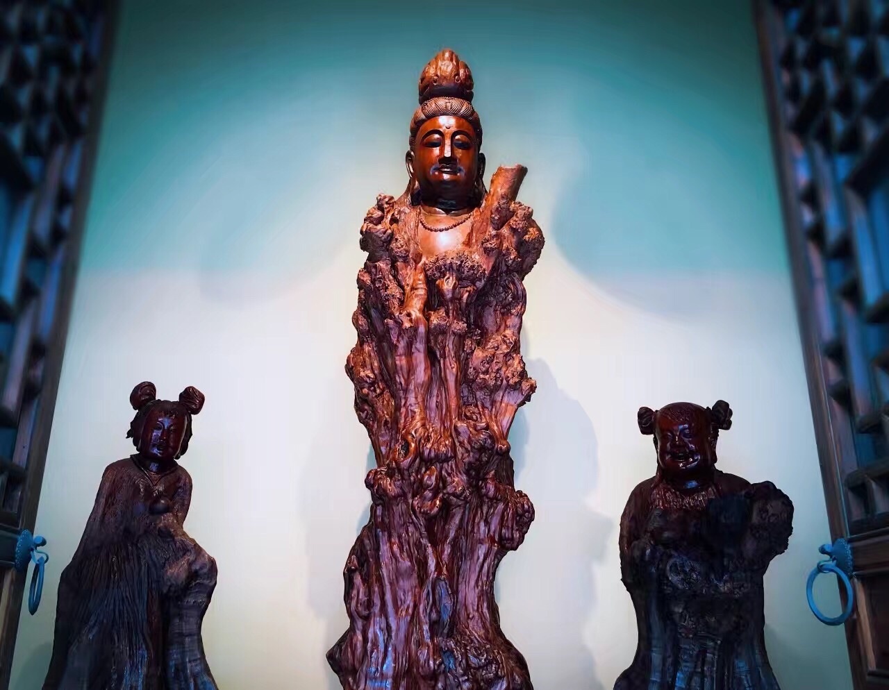 一处以根雕艺术为主的博览园区，园内的根雕作品以佛像为主，其中最大的一尊