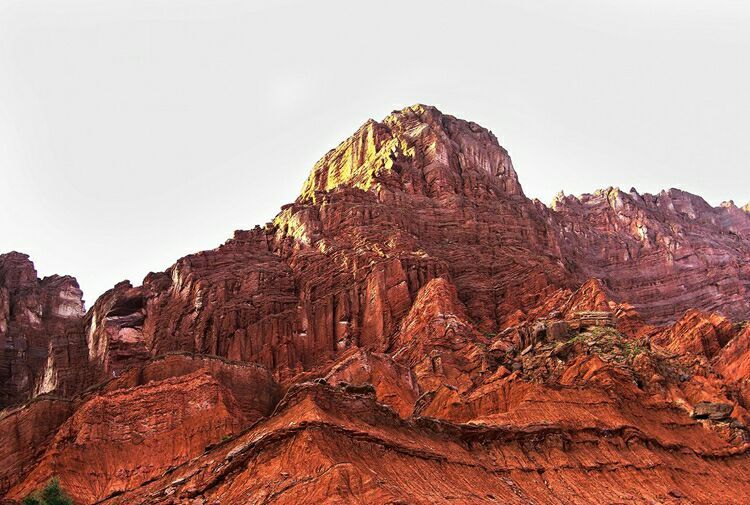 超级罕见的旱地自然风景区。通体由红褐色的巨大山体组成，又称“红山大峡谷