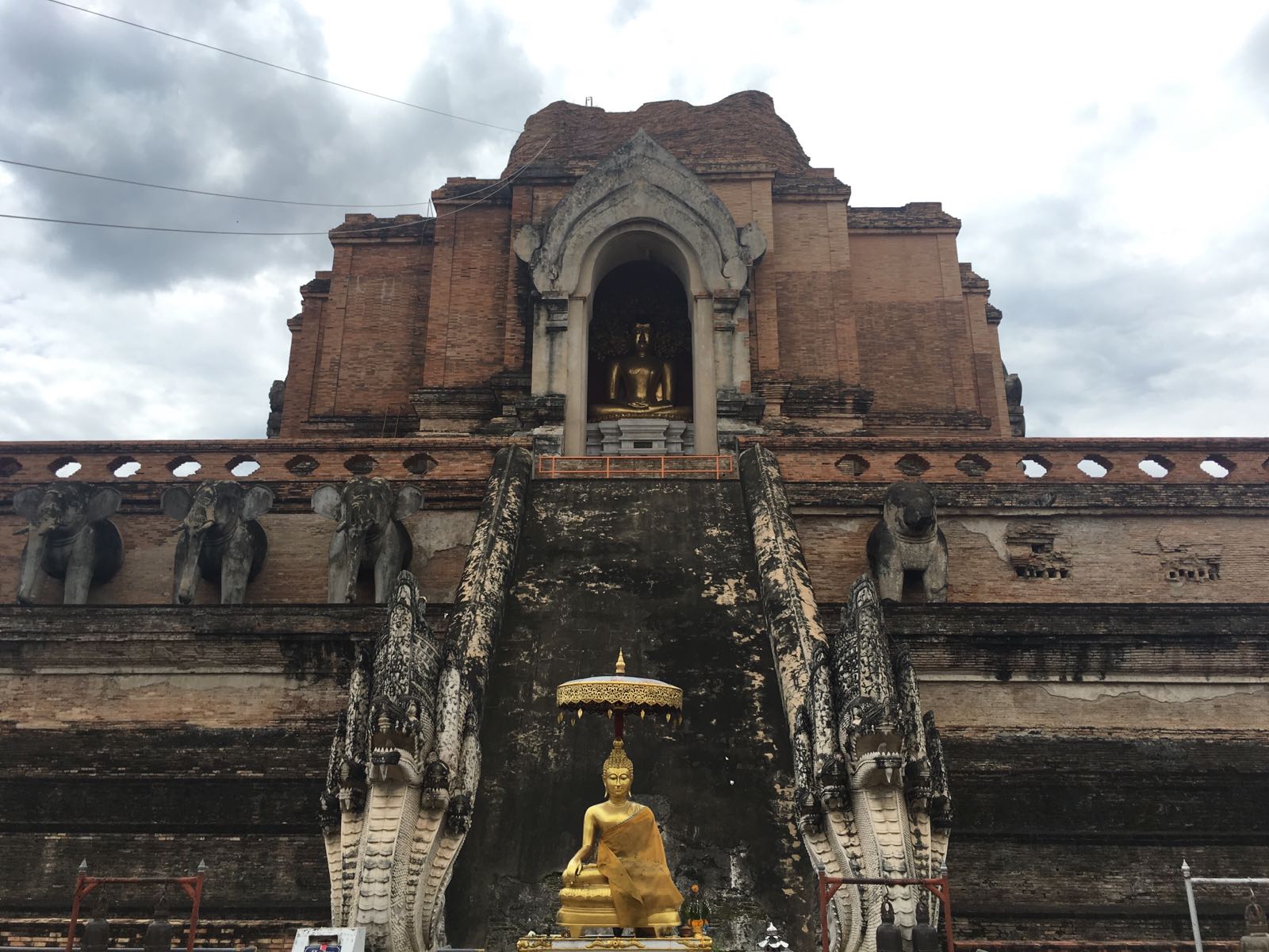 在清迈最值得来的寺庙，后面的遗址能看到不一样的泰国寺院。