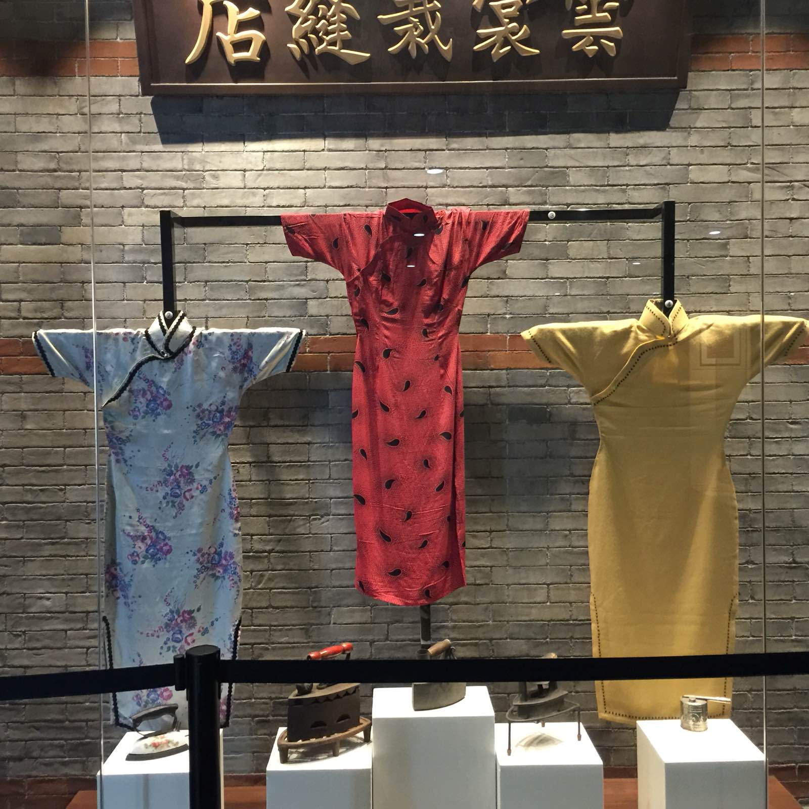 中国传统华服的制造，各式云锦的样子，红楼梦作者的起源都在此，还有各式各