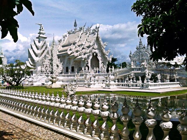 白庙是泰国著名建筑师Mr Chalermchai耗尽毕生心血创造了他人