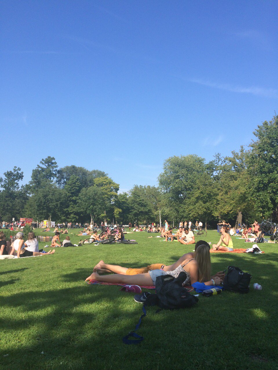 公园很大，夏天一出太阳郁金香国的裸男裸女们就开始背着瑜伽垫喝着小咖啡吃