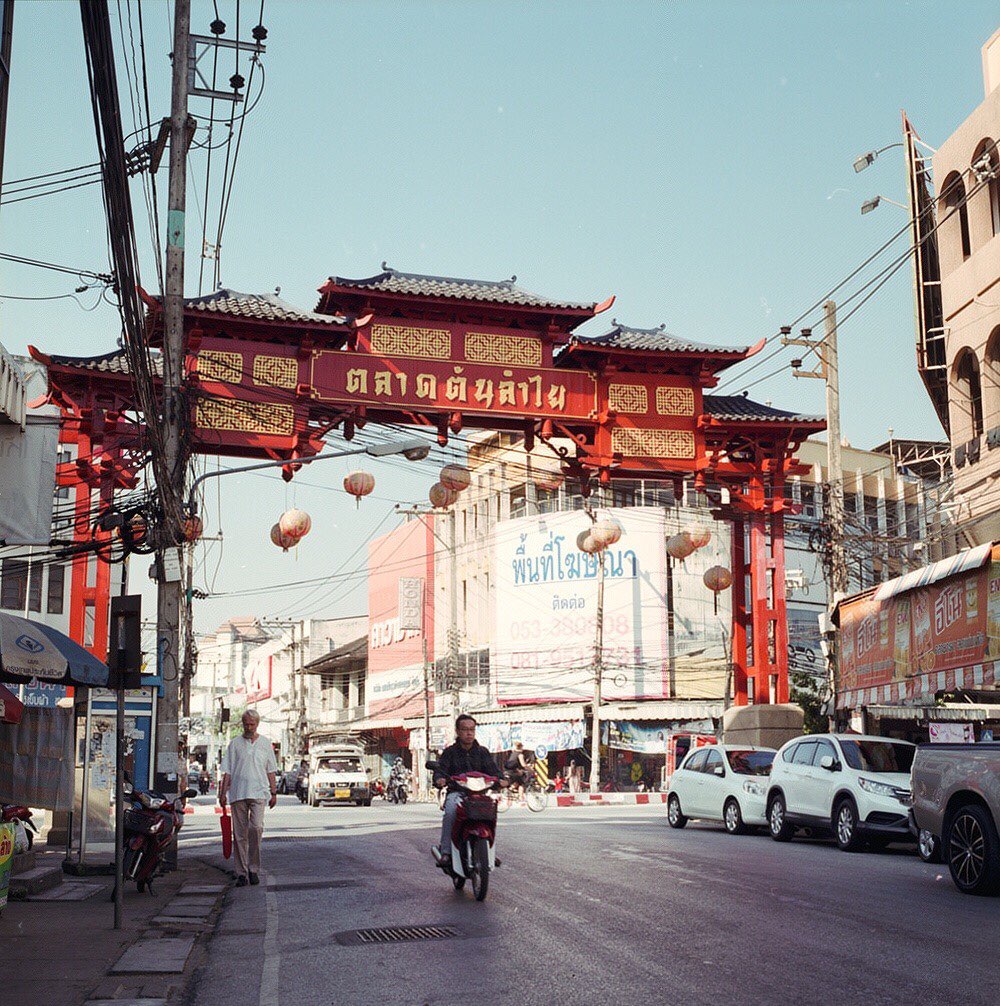 河边这几条街道有许多华裔的店铺，这便是世界各大城市皆有的“中国城”吧。