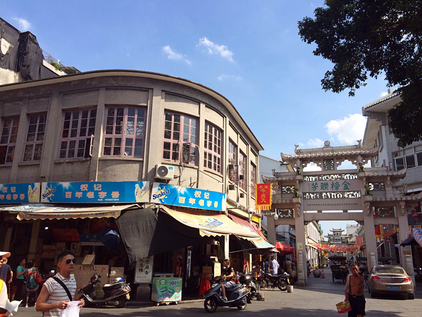 从开元寺出来往韩江方向直走是广济门和广济桥，拐左是牌坊街的专卖手工艺术