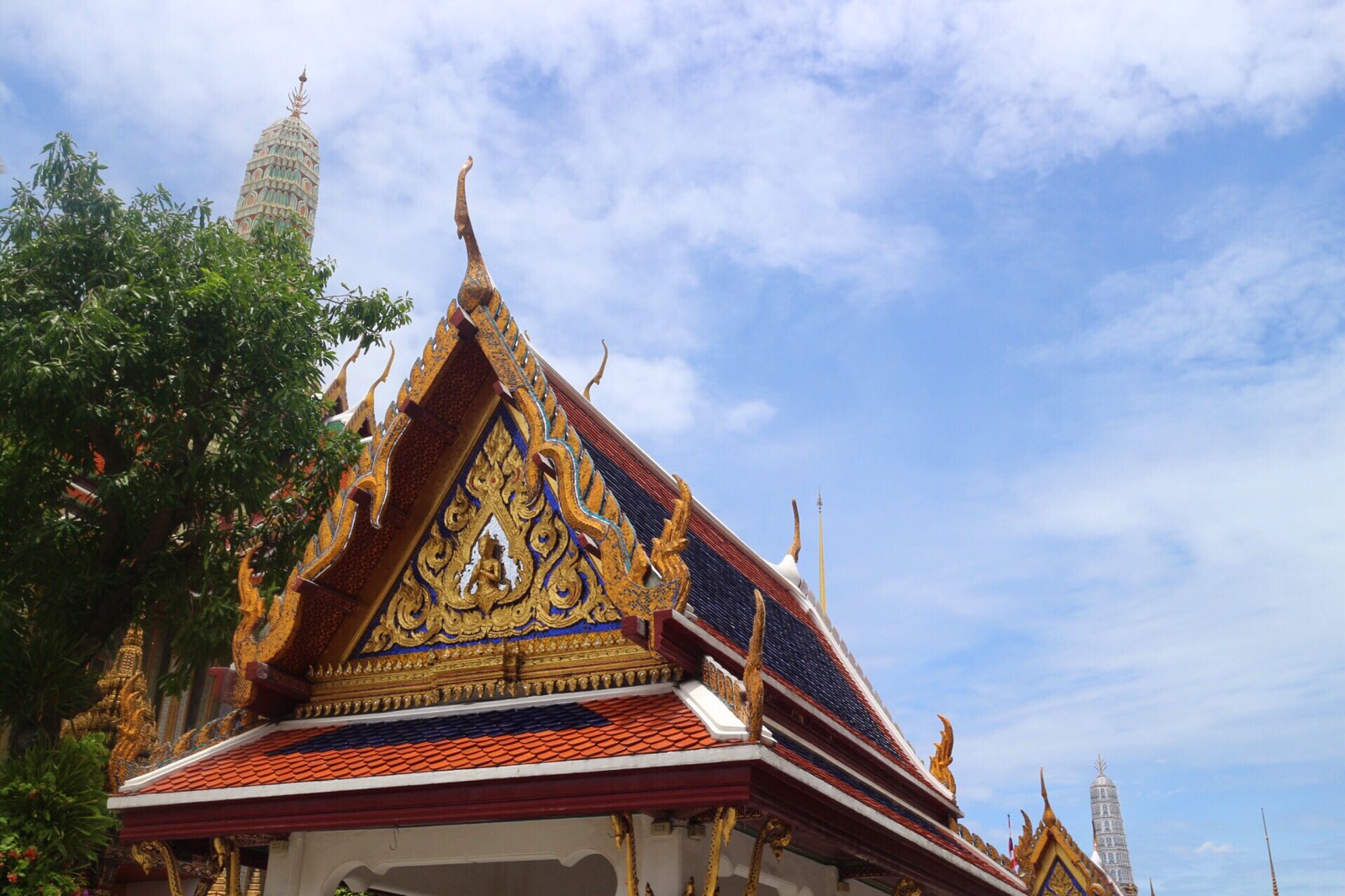 金顶耀眼，蓝天纯粹。玉佛寺随处都是让人叹服的建筑。泰国人对色彩的天赋的