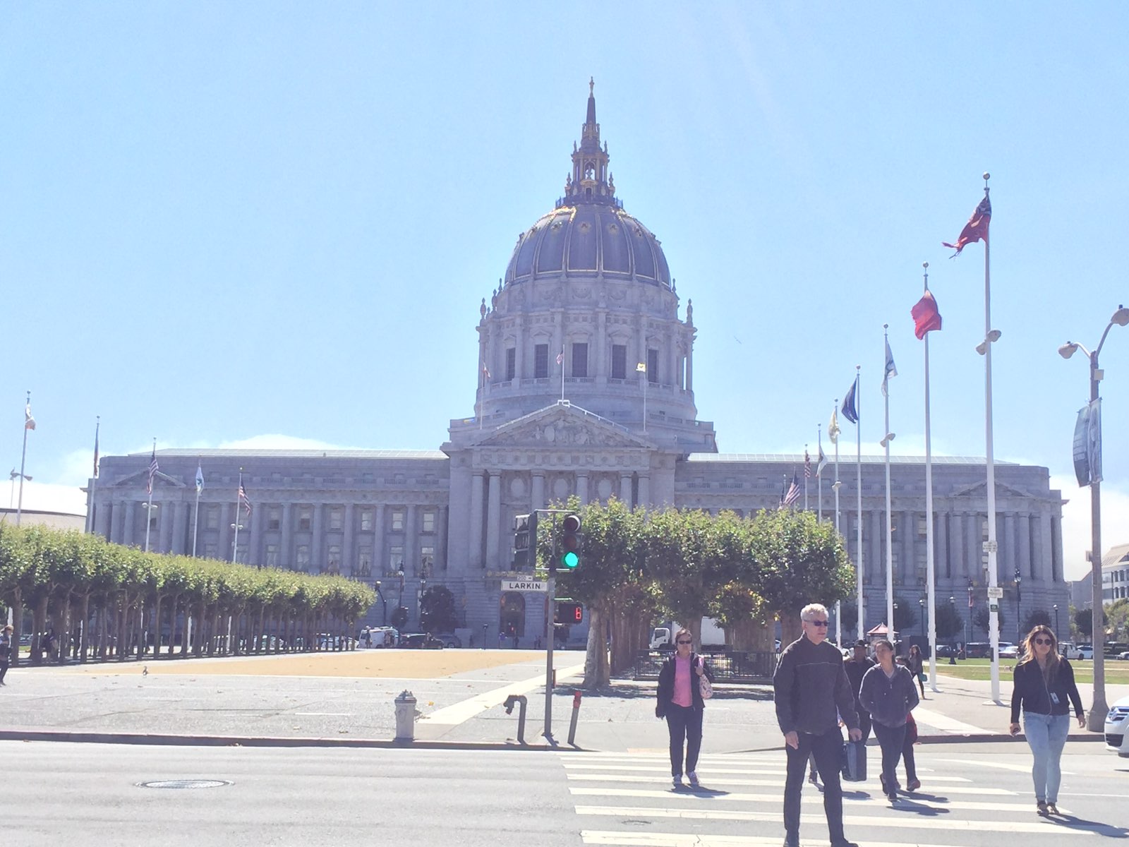 旧金山市政厅是美国旧金山市政中心的政府办公大楼，拥有鲜明的学院派建筑风