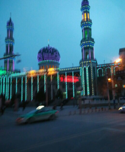 汉族能进的一座清真寺，晚上开灯非常好看