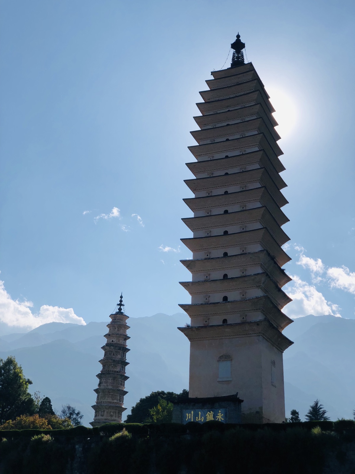 圣寺三塔位于大理古城西北部1.5公里处，西对苍山应乐峰，东对洱海。来这