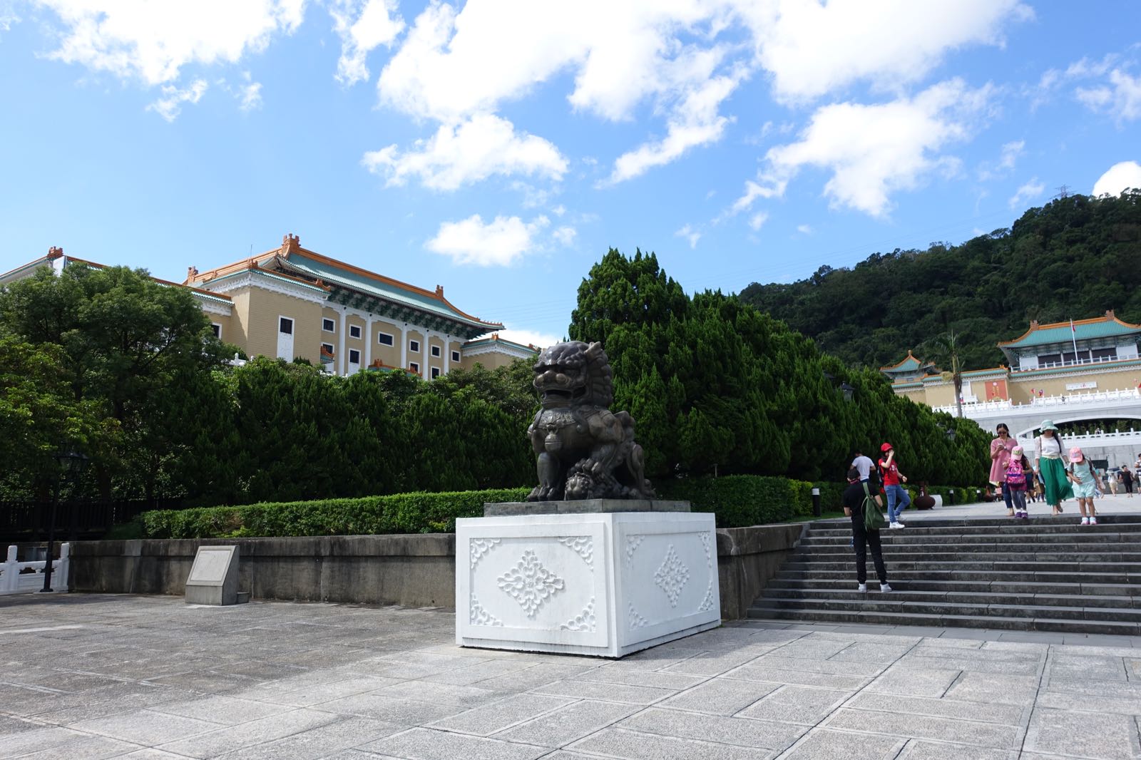 都说来台北一定不能错过故宫博物院，而且是个值得多次来的地方，据说当年蒋