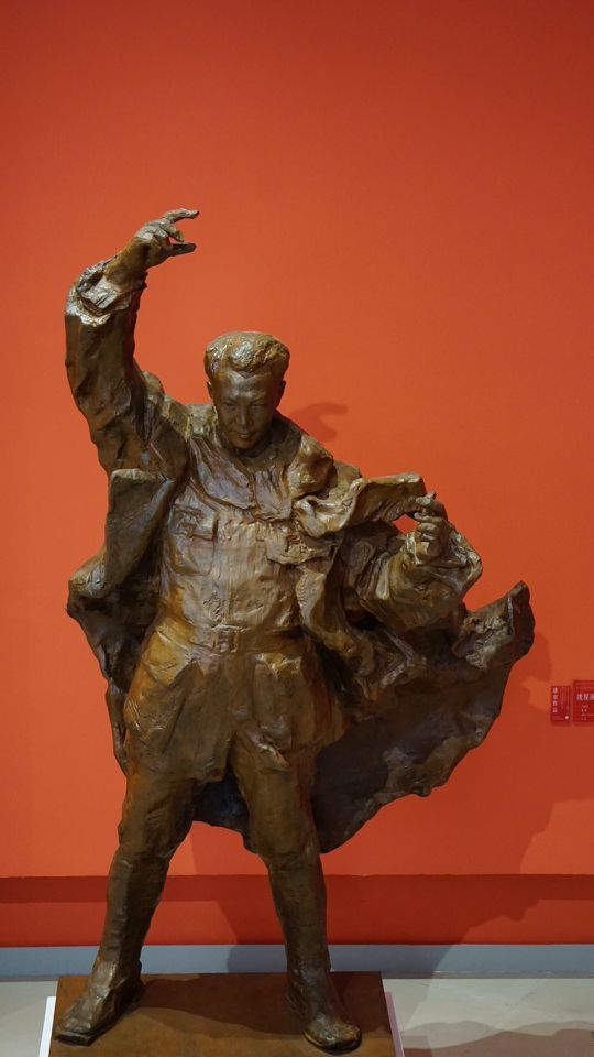 刚刚好赶上重庆美术馆的雕塑展。雕塑并不是冰冷的作品，它们的生命来源于创