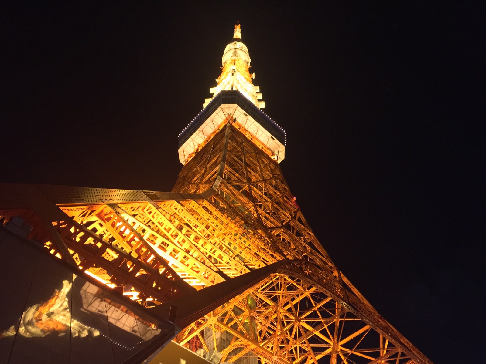 据说东京塔夜景的灯光有好几套，此时看到的就是普通款，暖暖的橙黄色。转过