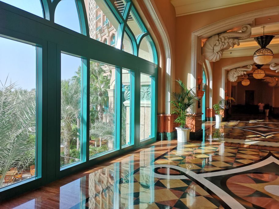 亚特兰蒂斯酒店绝对是棕榈岛上的地标建筑，从上岛的主路开进来老远就可以看