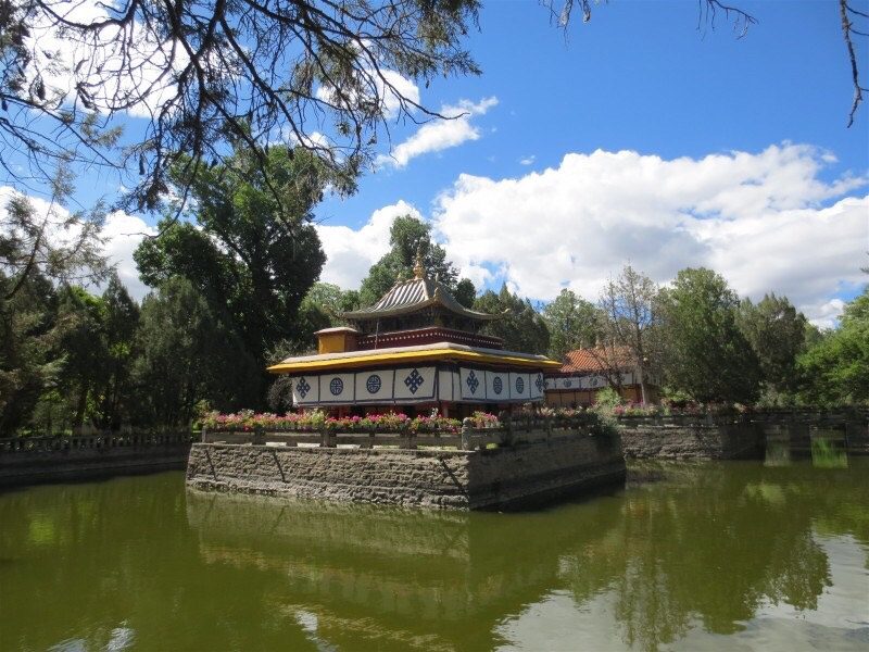 罗布林卡是历代喇嘛的夏宫，你怎么也想不到在拉萨还有一处碧水蓝天白云☁，