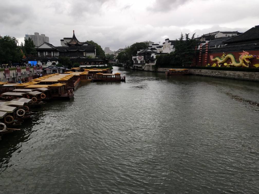 天气闷热，河边的人依旧很多，下着小雨所以没有坐船，由于台风过境没有看到