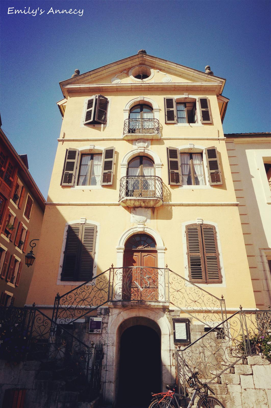 坐落于圣母院旁的这栋建筑,直到1855年之前都是阿讷西的市政厅,门旁的