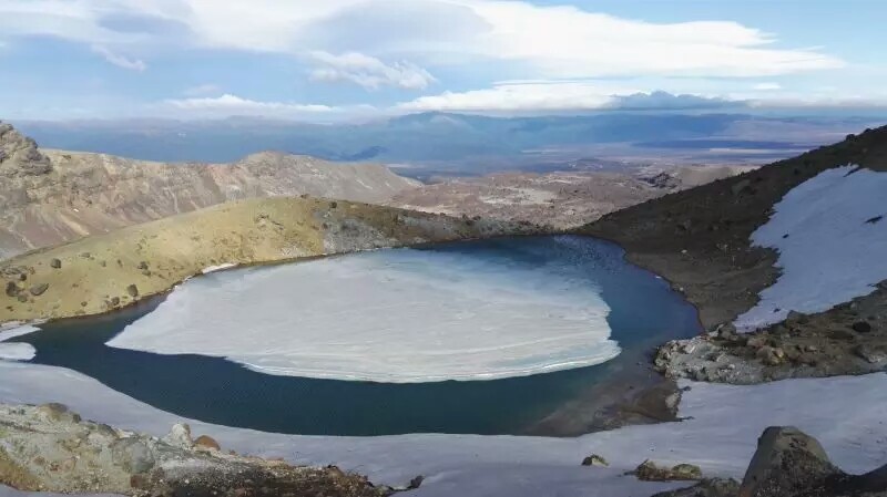 蓝湖Blue lake，它是一个古老的火山口。冰雪融化了一半，幽静安详