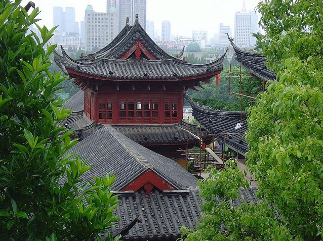 鸡鸣寺位于城北鸡鸣山东麓，是南京著名古寺之一。西晋永康元年(300年)