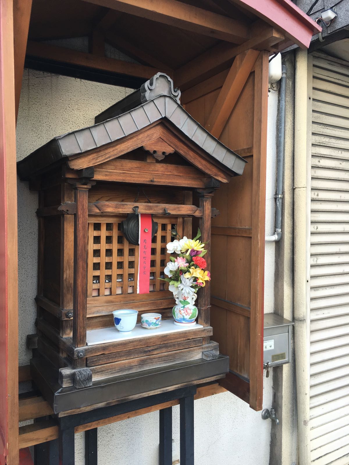 很短的一条小路旁边都是京都风味小店和小剧场很短的一条小路旁边都是京都风