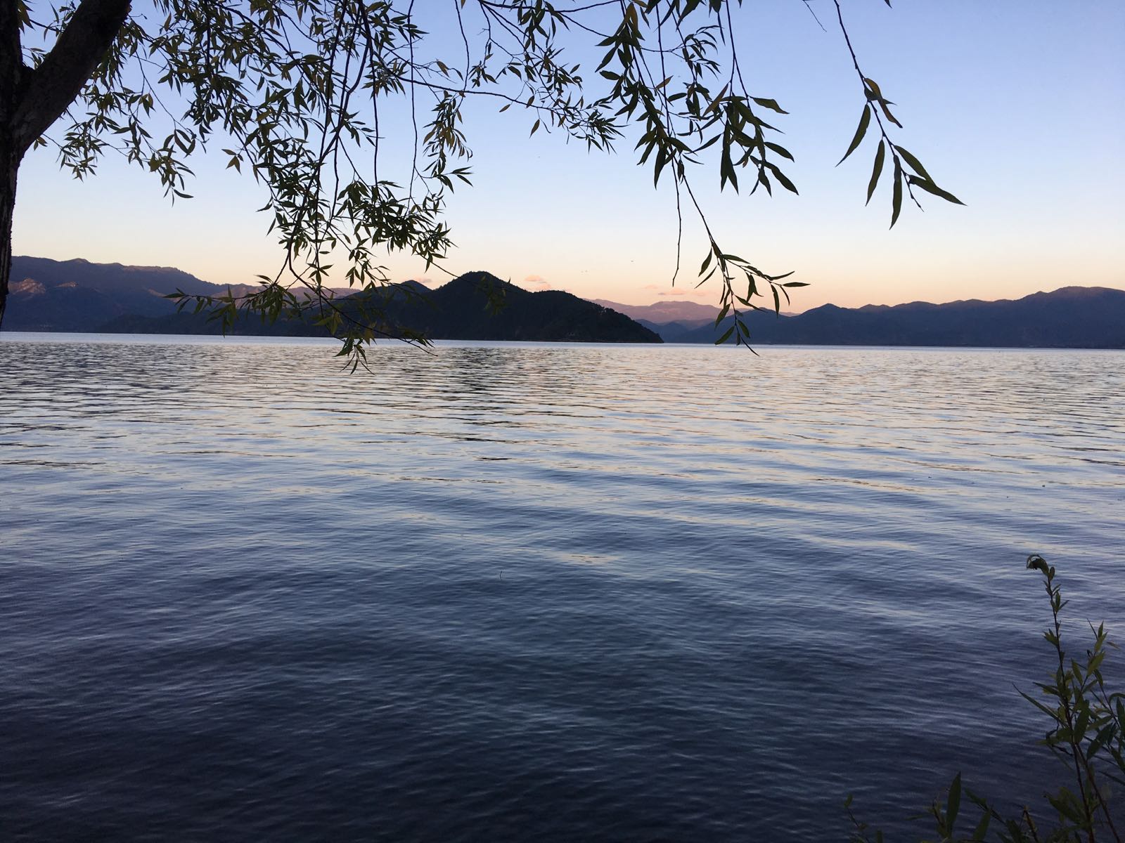 大落水村湖边漫步，坐船游湖上游，一天各时景色不同，心灵仿佛被清澈的湖水