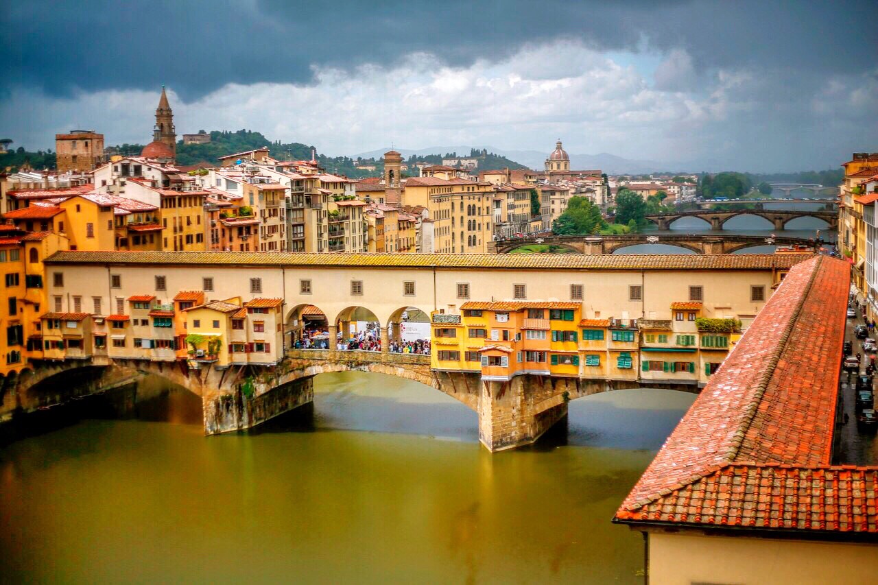 佛罗伦萨现存最古老的桥，又被称为“老桥”，传说但丁就是在这座桥上遇到了