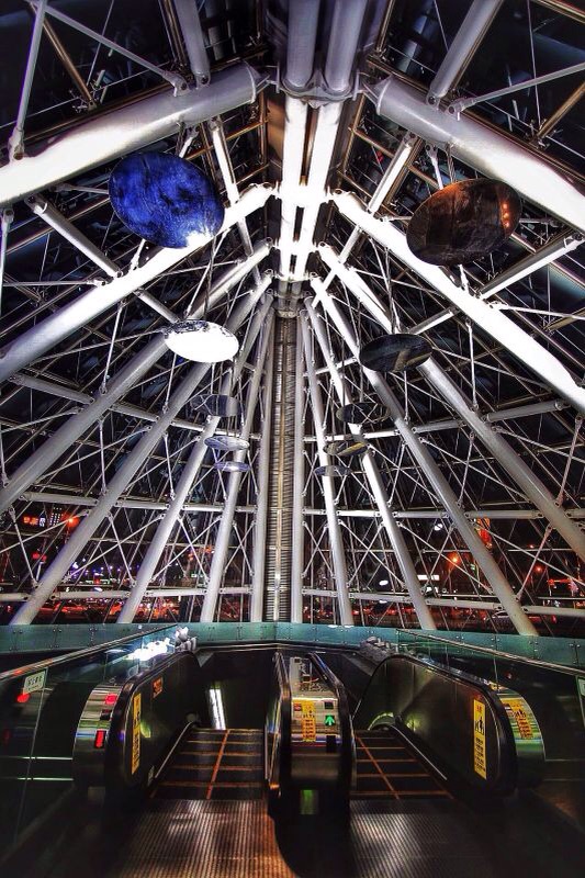 一个地铁站修的这么豪华，很多人在这里拍照，听说这个穹顶的造型是有日本设