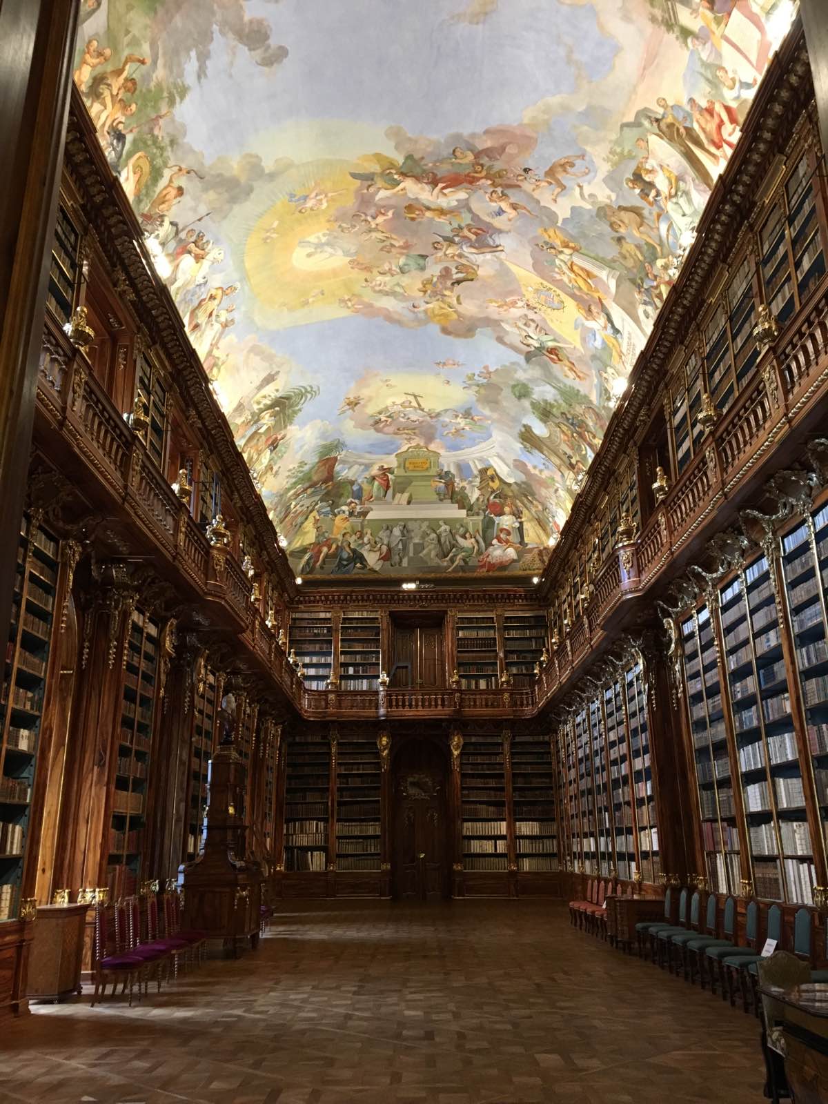 从布拉格城堡步行过去，这个号称世界最美的图书馆确实让人赞叹。参观需要门