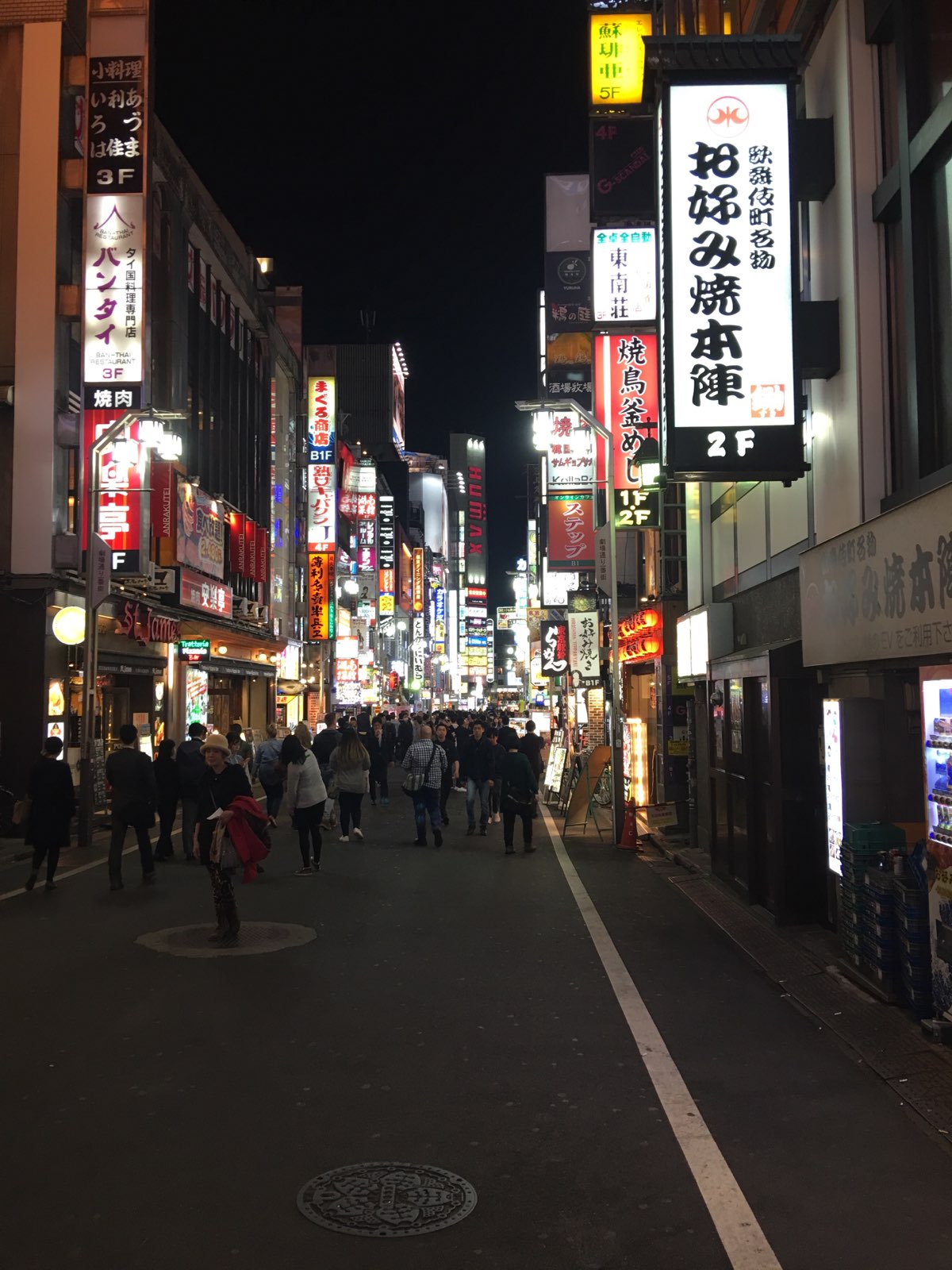 歌舞伎町晚上去和白天去完全两个样，晚上的歌舞伎町就像神秘、激情、诱惑的
