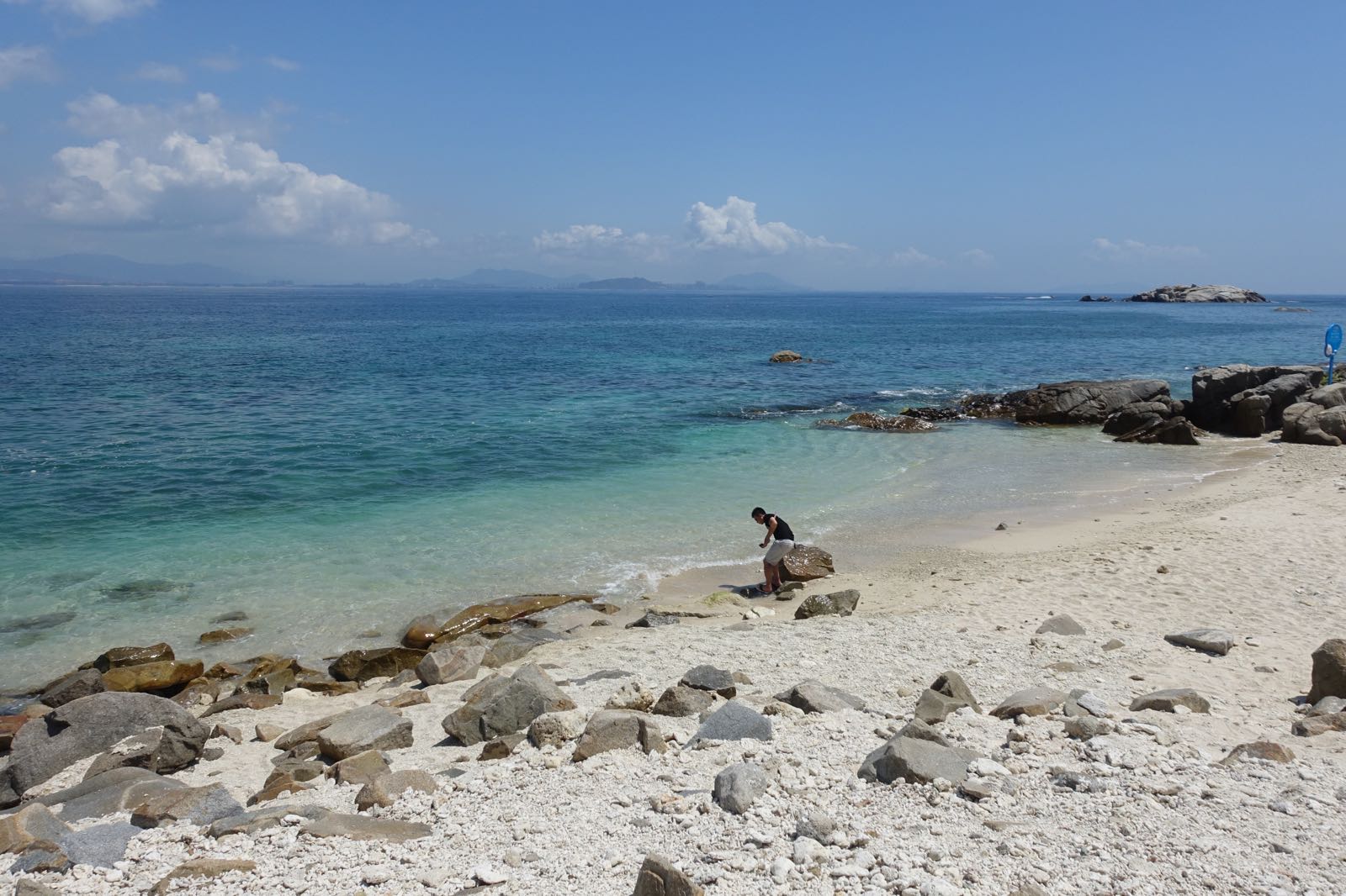 蜈支洲岛的水还是很漂亮的，最漂亮的海水在情人滩，推荐电瓶车环岛游。