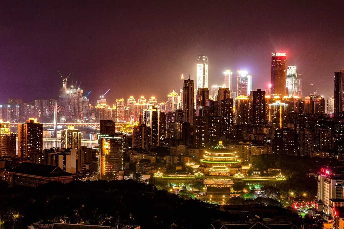 勒是雾都!!!小香港大上海的夜景在重庆你都能看见，我就是爱重庆。（拍摄