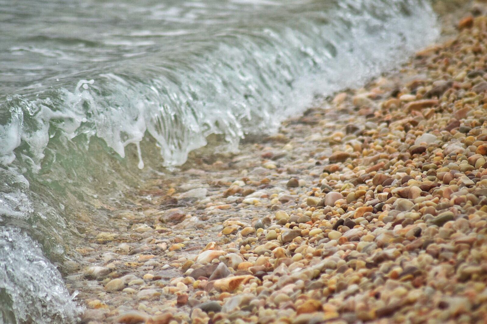 特别喜欢这里岸边的石头，虽然走着硌脚，但是那些被海水打磨的光滑圆润又五