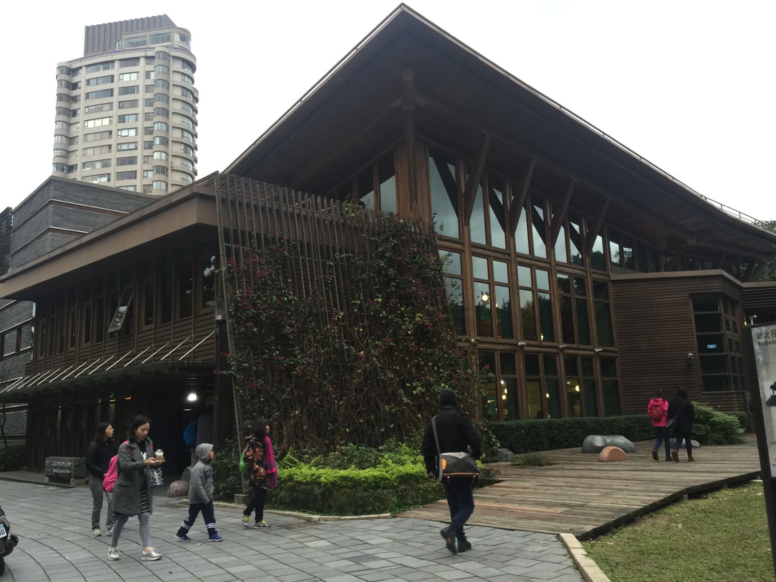这家图书馆建筑造型比较独特，木质结构，外观比较新颖，斜坡的屋顶上种着植
