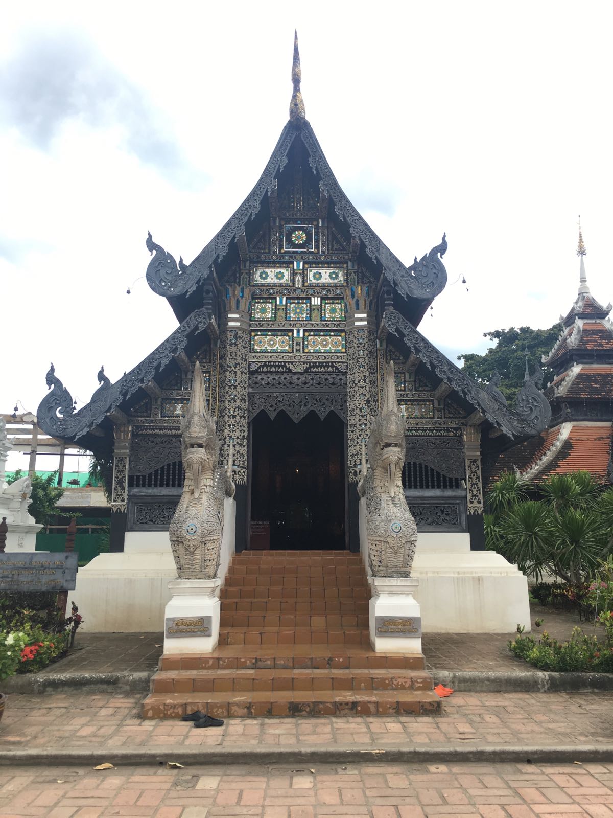 在清迈最值得来的寺庙，后面的遗址能看到不一样的泰国寺院。