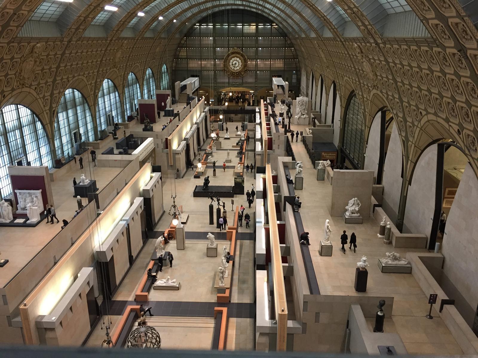 与卢浮宫的略显古典，蓬皮杜的超前现代比起来，奥赛博物馆可说是刚刚好。馆