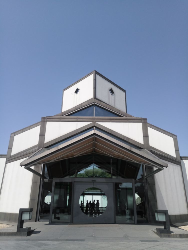 很喜欢苏州博物馆的建筑，非常好的将苏州的粉墙黛瓦的特点和现代结合起来，