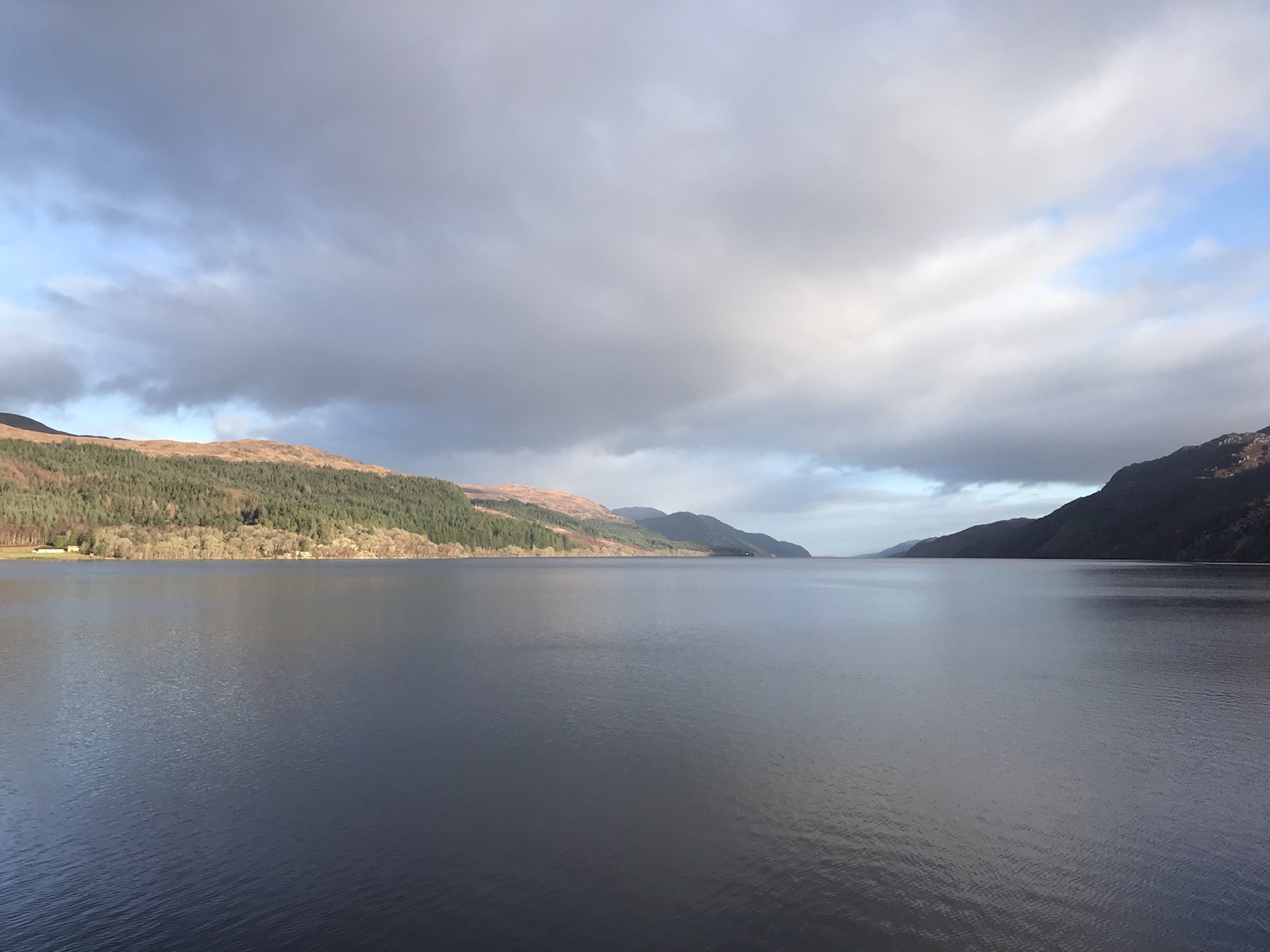 尼斯湖位于英国苏格兰高原北部的大峡谷中，湖长37公里，最宽处2.4公里