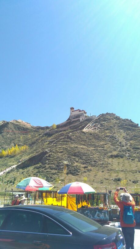 屹立在山巅的一座城堡，也是一座寺院，没有布达拉宫的恢弘，却也别有风度。