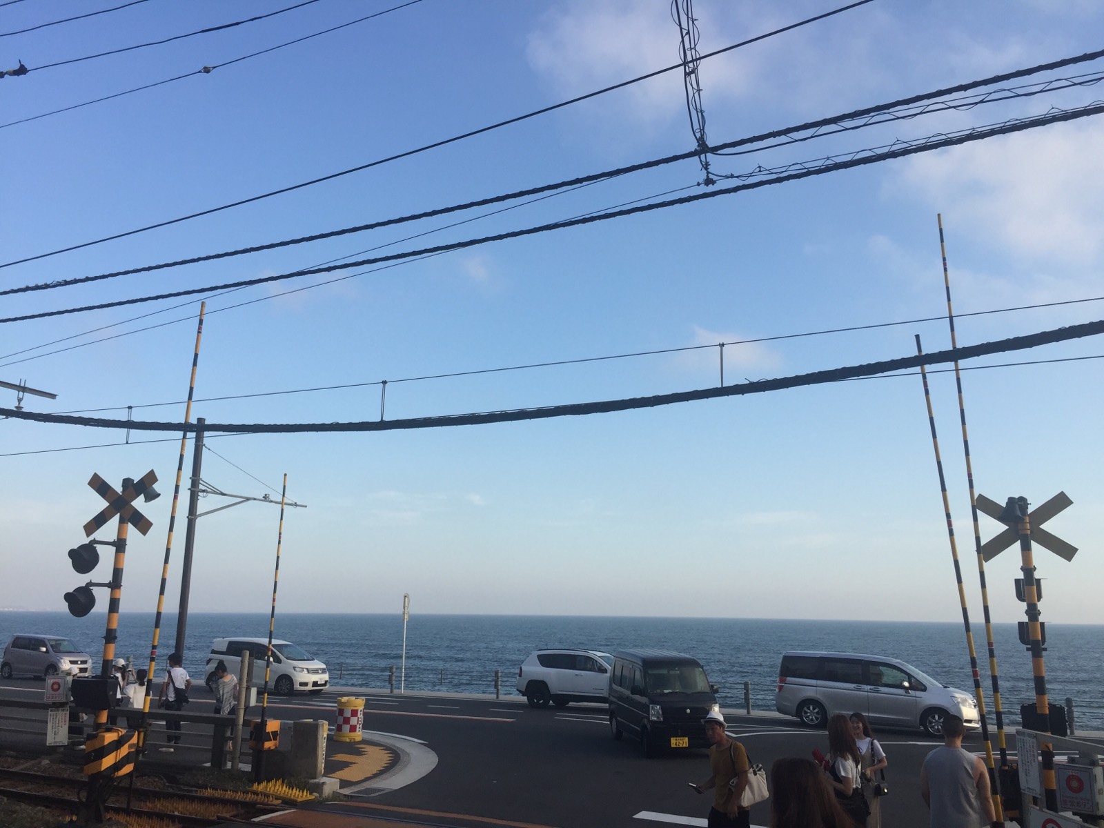 在江之电镰仓高校前站下车，也算是网红打卡点了，在电车与公路交叉口等看电
