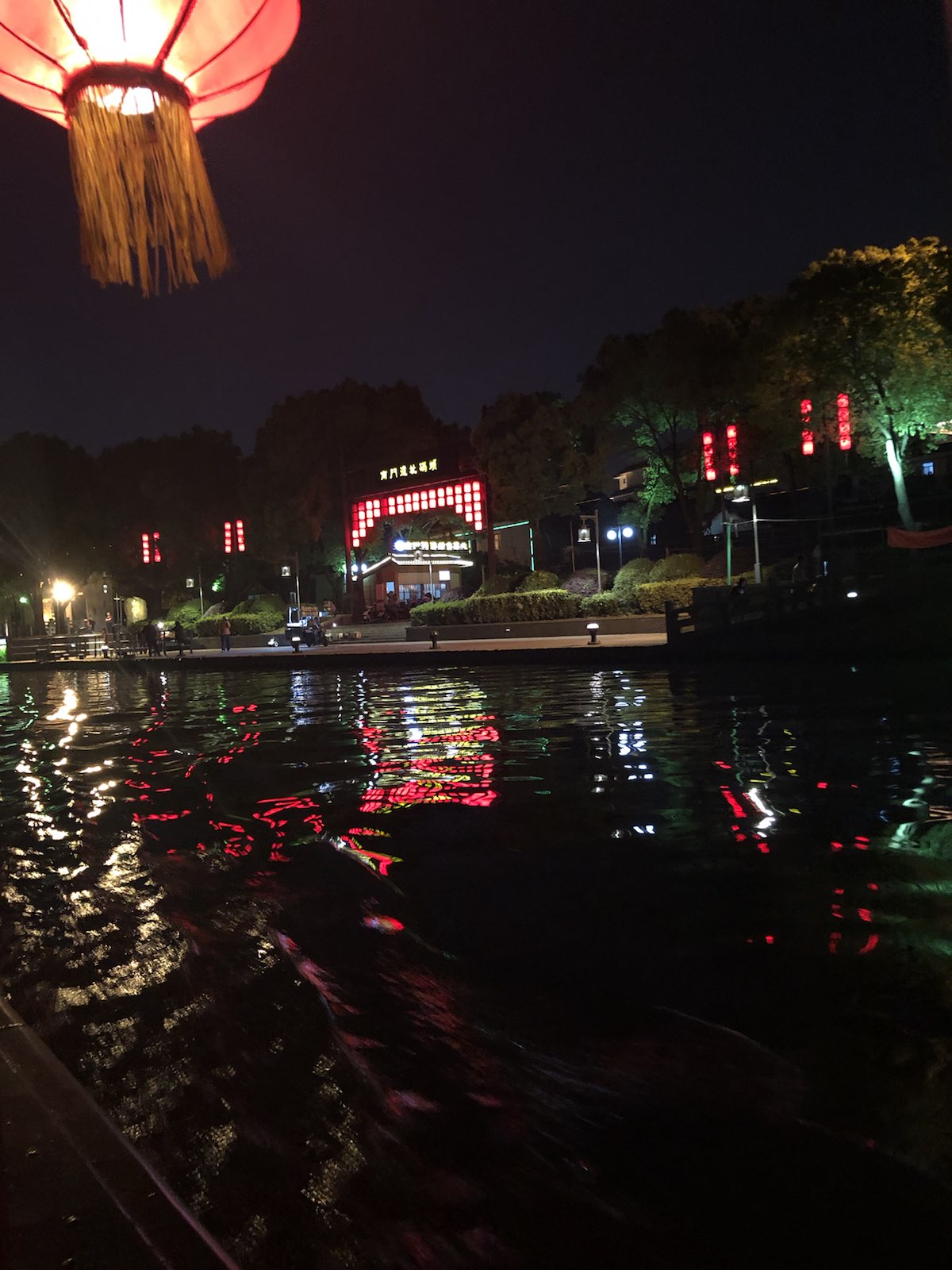 古运河夜游感觉一般，感受不到古城的底蕴，运河上的桥历史感没有。
