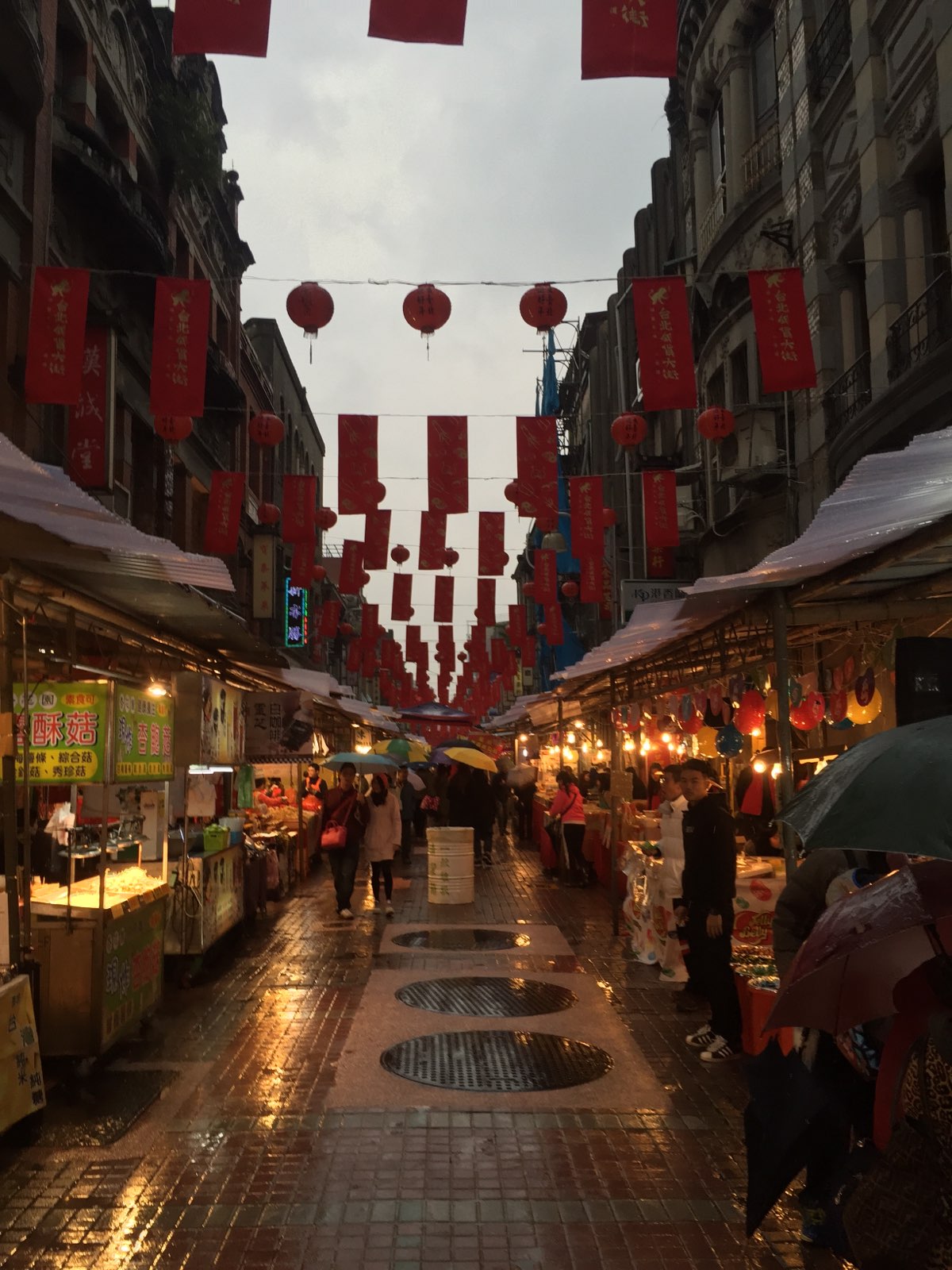 很有年味，台北的商业街比上海热闹很多，可能是因为没有淘宝的原因吧，商店