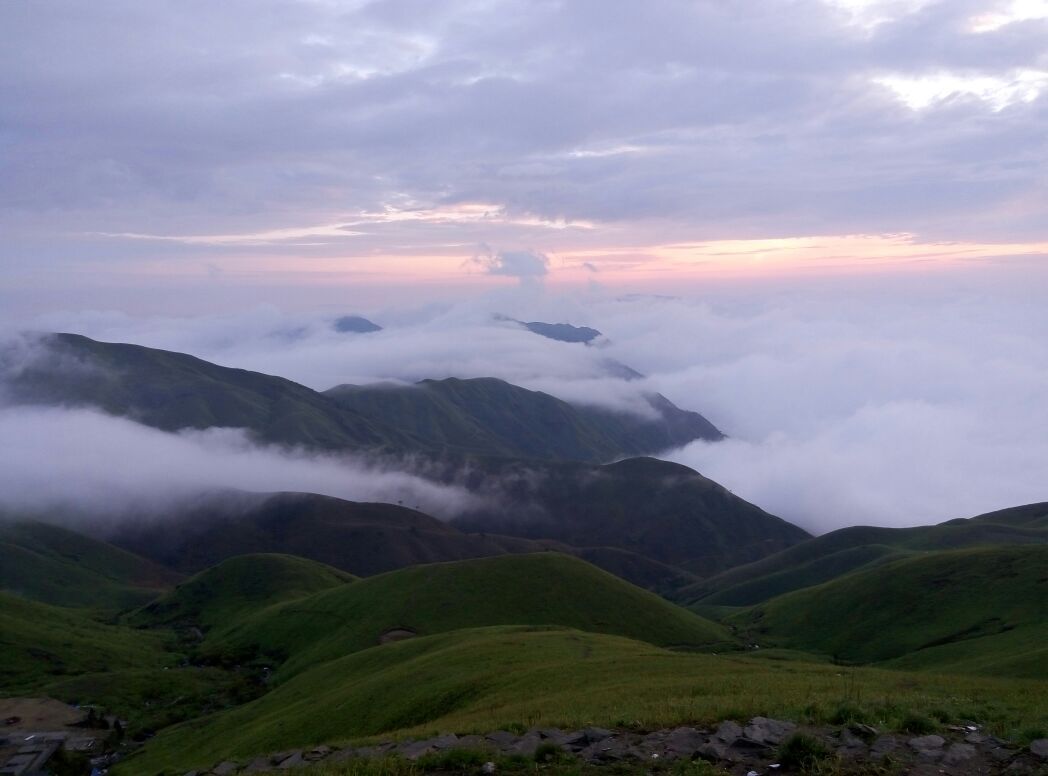 爬山当天下着小雨，山中泛起大雾，早晨云海十分漂亮，不虚此行！