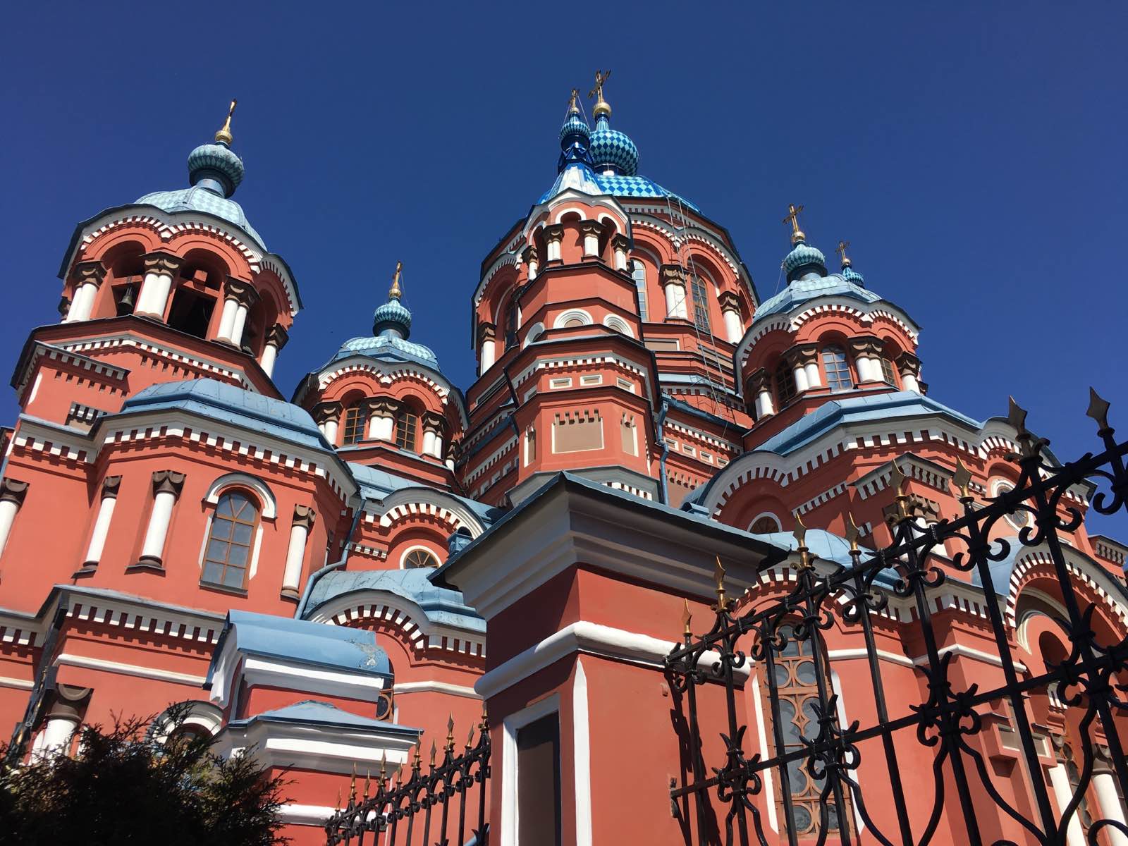 远远的就听见教堂的歌声 教堂色彩鲜艳 雕塑精致 装潢壮观 是西伯利亚最
