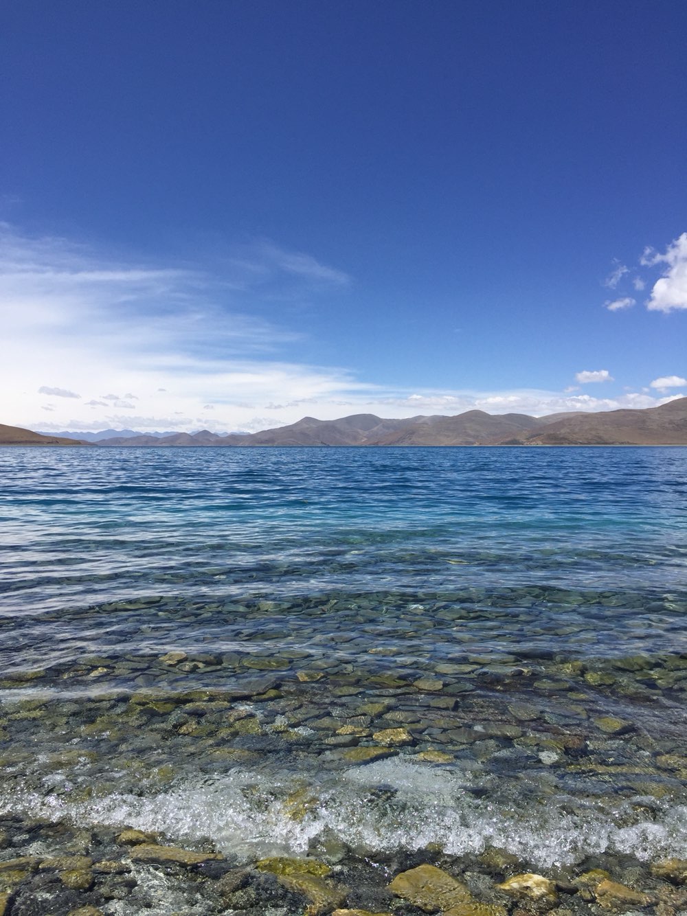 羊卓雍措（YamdrokTso），简称羊湖，藏语意为“碧玉湖”，是西藏