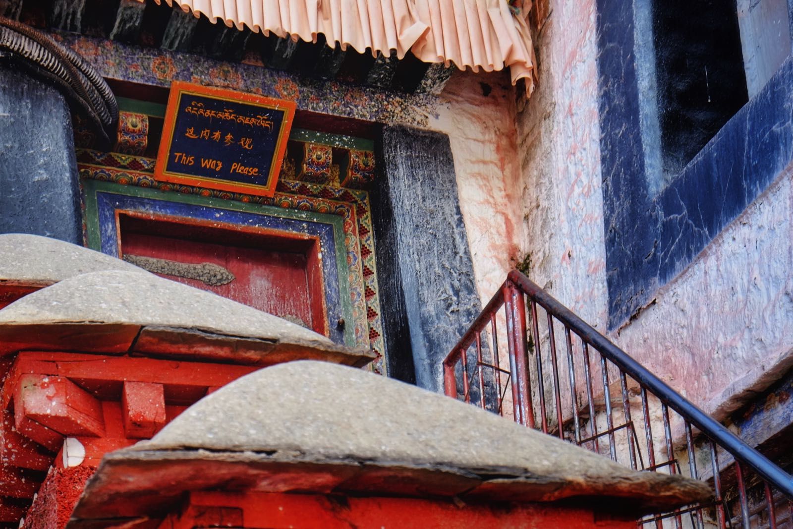非常小众但是绝对值得一去的地方！哲蚌寺是藏传佛教最大的寺庙，依山而建，