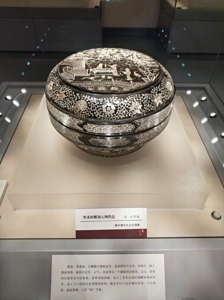 尽管没有青铜等重器，但充分体现了吴越文化的魅力。瓷器，漆器，法器，书画
