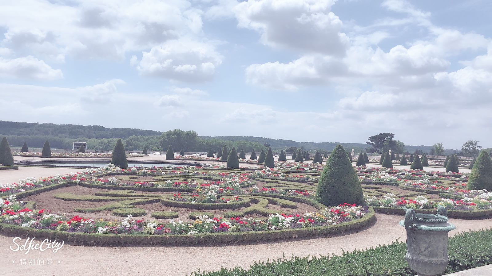久闻大名，有幸亲眼来看一看。后花园甚美，一望无际，只是凡尔赛宫内人太多