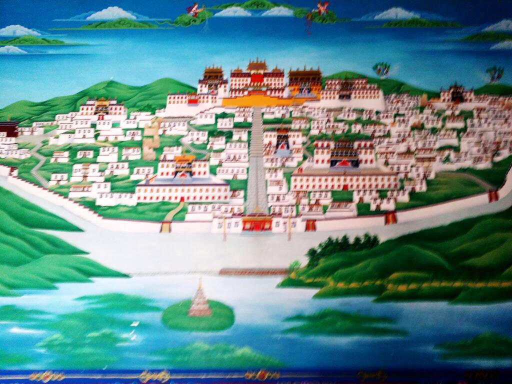 在松赞林寺，有免费的导游给介绍藏传佛教，真的是受益匪浅，增长不少知识。
